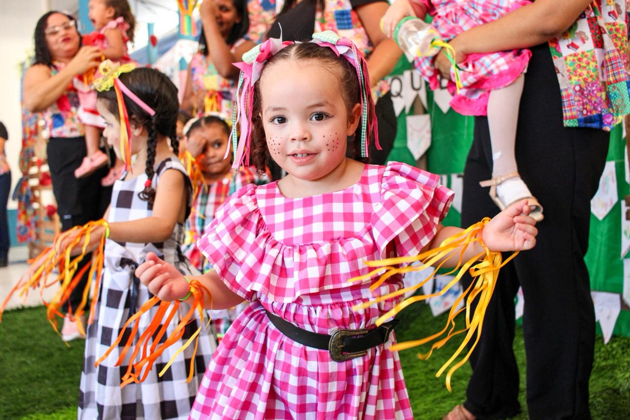 Tradições juninas encantam famílias durante arraiá no CMEI Helena de Albuquerque